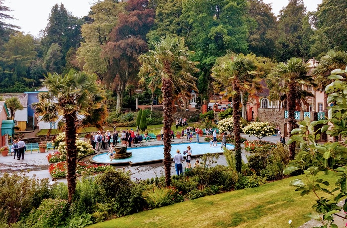 Smuk plads i kystbyen Portmeirion - Wales