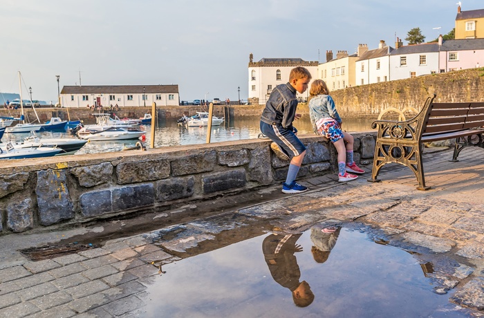 2 børn i Tenby havn i Wales