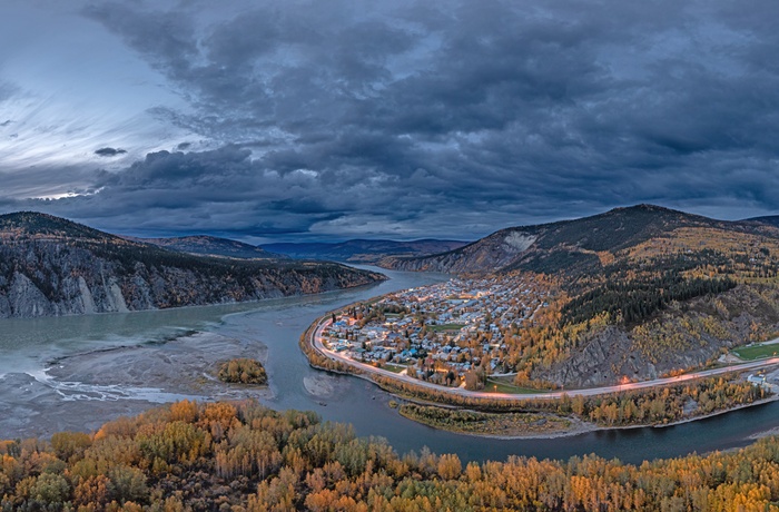 Dawson City og Yukon floden om aftenen, Canada