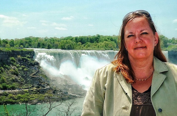 Yvonne ved Niagara Falls i Canada - rejsespecialist i Lyngby