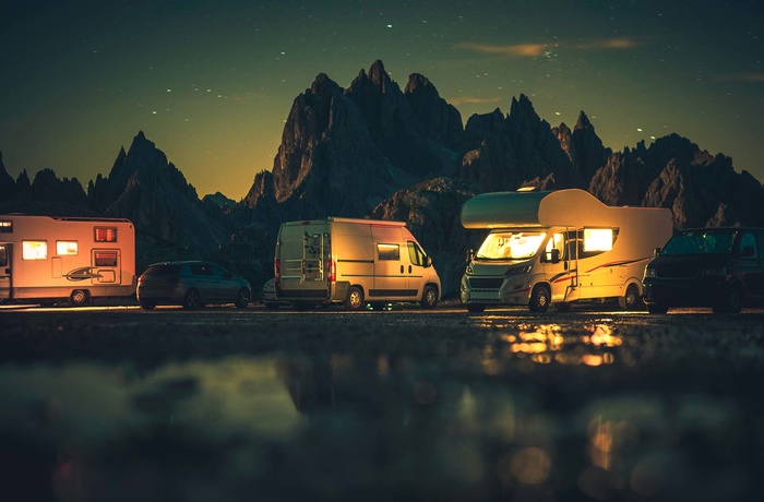 Autocamper - Aftenhygge på campingsplads i Italien