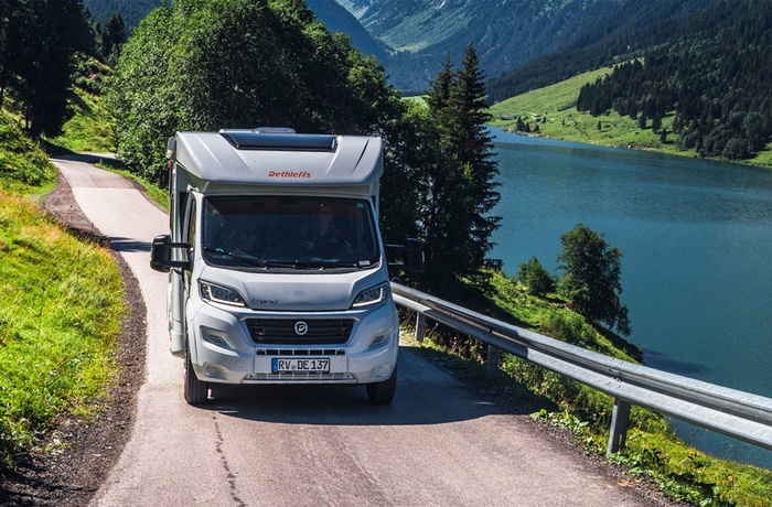 Delintegreret autocamper i Europa - flot vej langs Alpesø