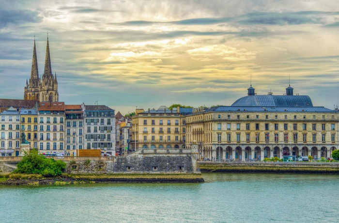 udsigt over Byonne fra floden, Frankrig
