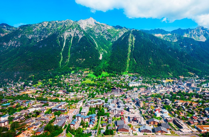 Chamonix for foden af mægtige Mont-Blanc - flot udsigt ned over byen