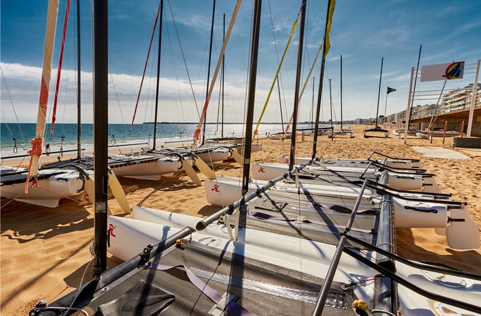 Stranden i La Baule med katamaraner, Bretagne Frankrig