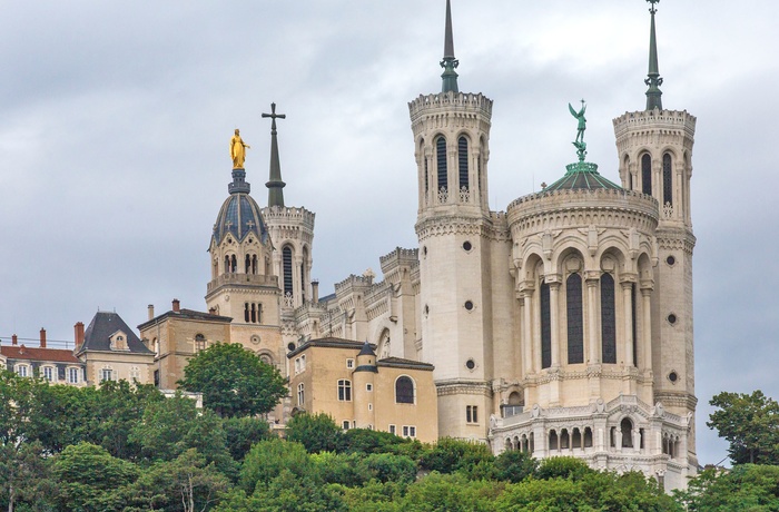 Basilikaen på Forvière-højen i Lyon set nedefra, Frankrig