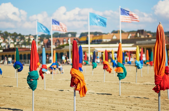 Parasoller på stranden i badebyen Deauville, Normandiet Frankrig