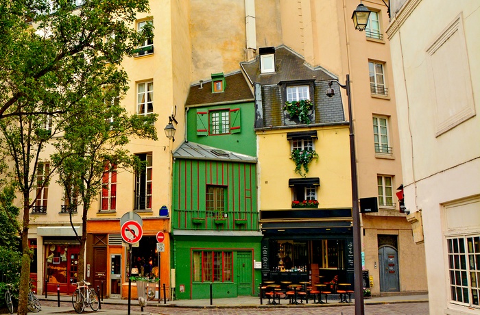 Charmerende gade i Latinerkvarteret i Paris, Frankrig