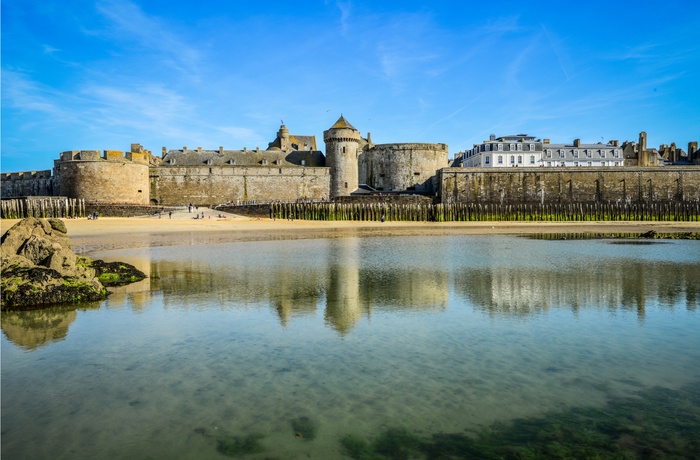 Saint_Malo ved lavvande Bretagne, Frankrig