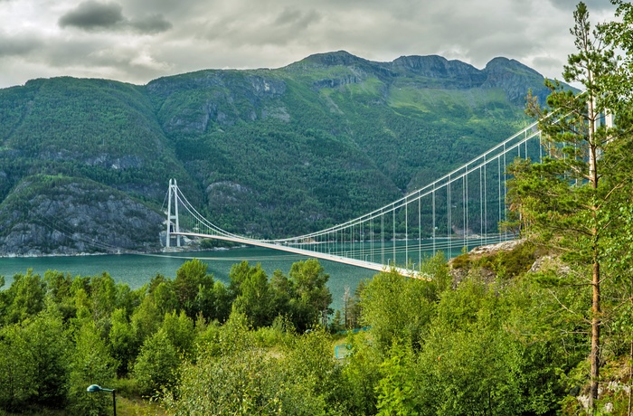 Hardangervejen i Norge - Hardangerbroen er et ganske imponerende syn og en oplevelse at køre over