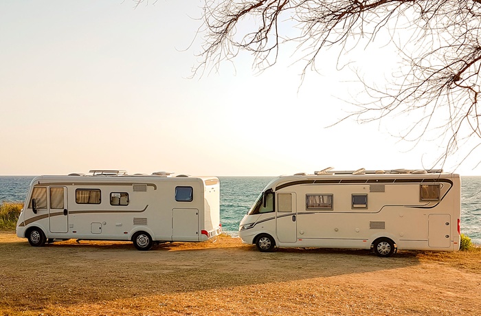 Helintegreret autocamper i Europa - parkering ved havet