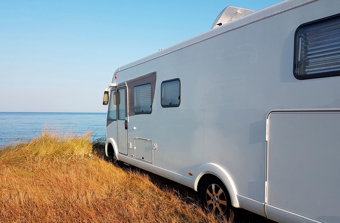 Helintegreret autocamper i Europa - parkering ved havet