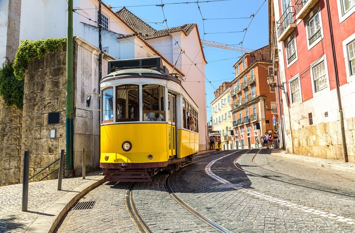 Sporvogn i Lissabons gamle bydel, Portugal