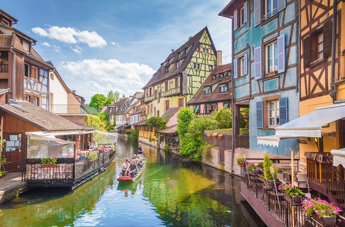 Colmars centrum med farverige bindingsværkshuse - Alsace