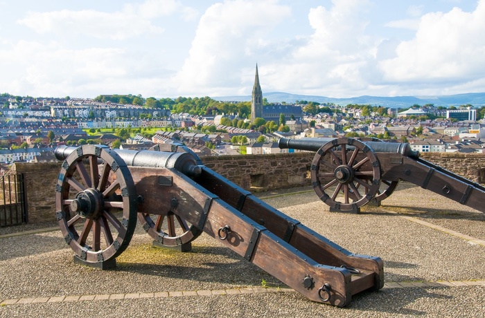 Kanoner på bymuren i Londonderry, Nordirland