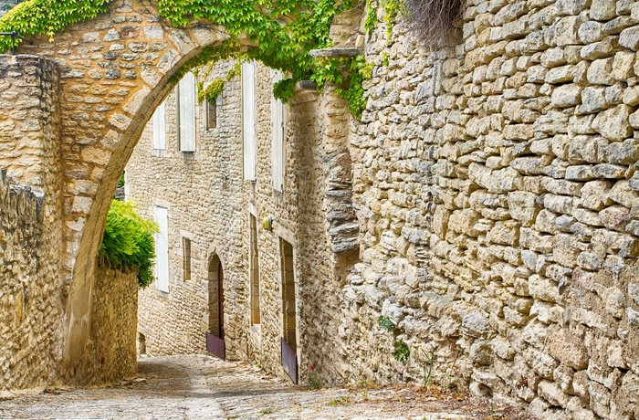 Smal gade i landsbyen Gordes, Provence