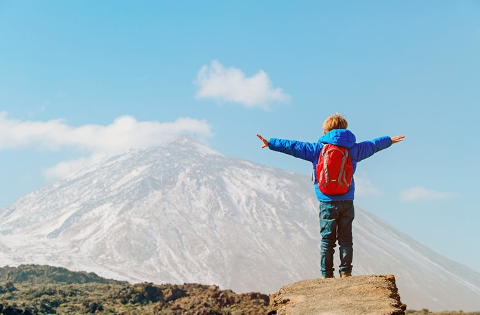 Dreng med udsigt til vulkanen Teide på Tenerife