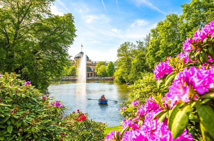 Kurpark i Wiesbaden, med Kurhaus i baggrunden