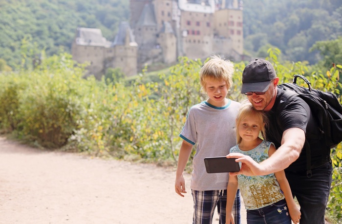 Familie på vandretur i Rhinen-Mosel_Franken