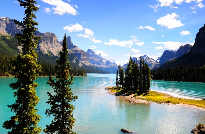 Magline Lake i Jasper National Park, Alberta i Canada