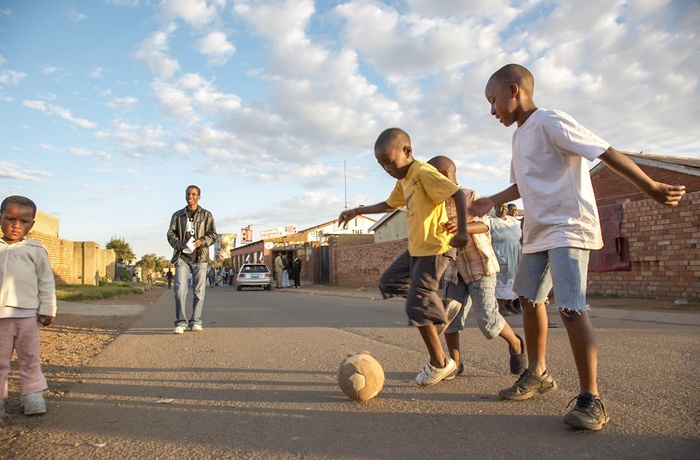 Børn spille fodbold i Soweto - Township udenfor Johannesburg, Sydafrika