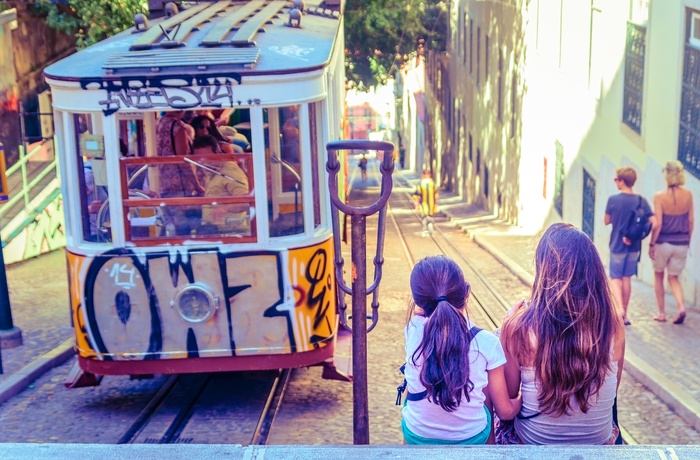 Mor og datter venter på Glória-kabelbanen der ligner en sporvogn - Lissabon