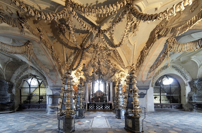 Interiør i benkirken i Sedlec - Tjekkiet Foto; Mikhail Markovskiy