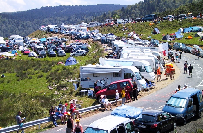 Oplev Tour de France i en autocamper - god stemning på bjerget i Pyrenæerne