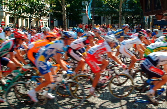 Oplev Tour de France i en autocamper - feltet kommer forbi i en rasende fart!