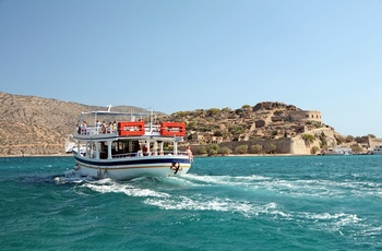 Turbåd på vej til Spinalonga øen nær Elounda på kreta - Grækenland
