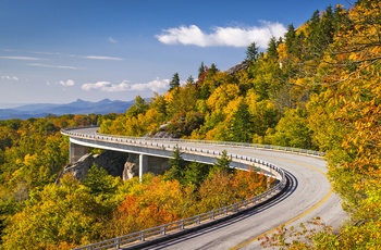 Naturen langs Blue Ridge Parkway - Linn Cove Viaduct North Carolina i det østlige USA