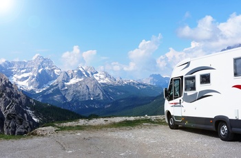 Autocamper parkeret med udsigt til Alperne - Østrig
