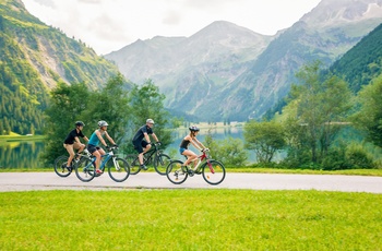 Familie på cykeltur i Østrig