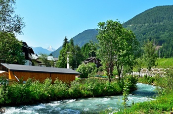 Lille flod ved landsbyen Flachau i Østrig