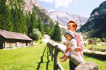 Mor og barn ved bondegård i Østrig