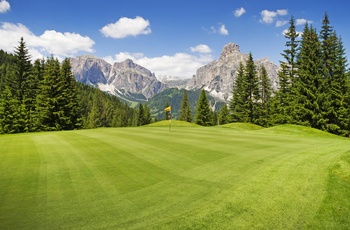 Golfbane med udsigt til de østrigske Alper, Østrig