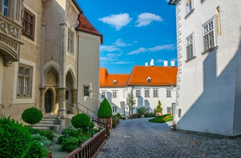 Brostensbelagt gade i Klosterneuburg, Østrig