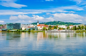 Byen Linz og floden Donau i Østrig