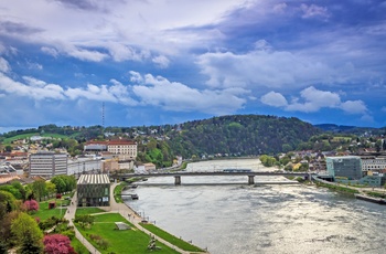 Udsigt til Linz og Donau floden der skærer sig gennem byen, Østrig