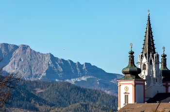 Kirken i Mariazell med bjergene i baggrunden, Østrig