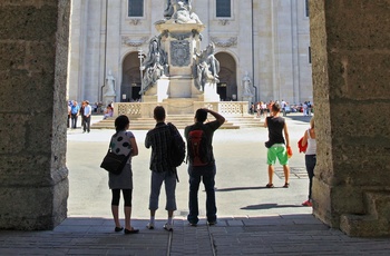 Turister fotograferer domkirken på Domplatz i Salzburg, Østrig