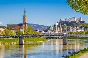 Floden gennem Salzburg og fæstningen Festung Hohensalzburg i baggrunden, Østrig