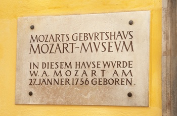 Skilt ved bygningen hvor Mozart blev fødst i Salzburg, Østrig