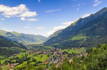 Gastein dalen med kurbyer på stribe i Salzburgerland, Østrig