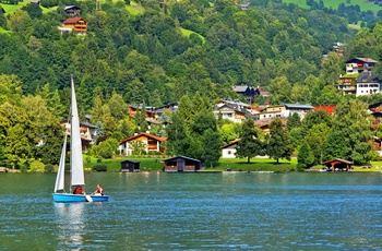 Sejlbåd på søen Zell i Salzburgerland, Østrig