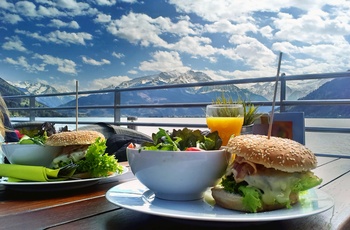 Burger måltid i Zell an Zee med udsigt til søen, Salzburgerland i Østrig