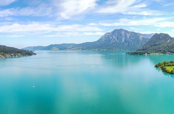 Udsigt til bjergsøen Attersee i Salzkammergut, Østrig