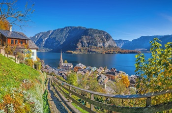 Halstatt og udsigt til søen Hallstätter See på en sommerdag, Salzkammergut, Østrig