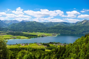 Udsigt til bjergsøen Mondsee i Salzkammergut, Østrig