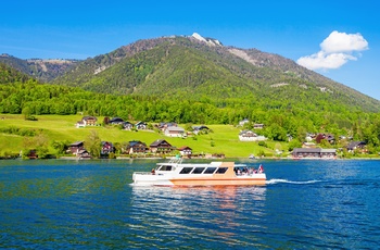 Turbåd på bjergsøen Wolfgangsee i Salzkammergut, Østrig